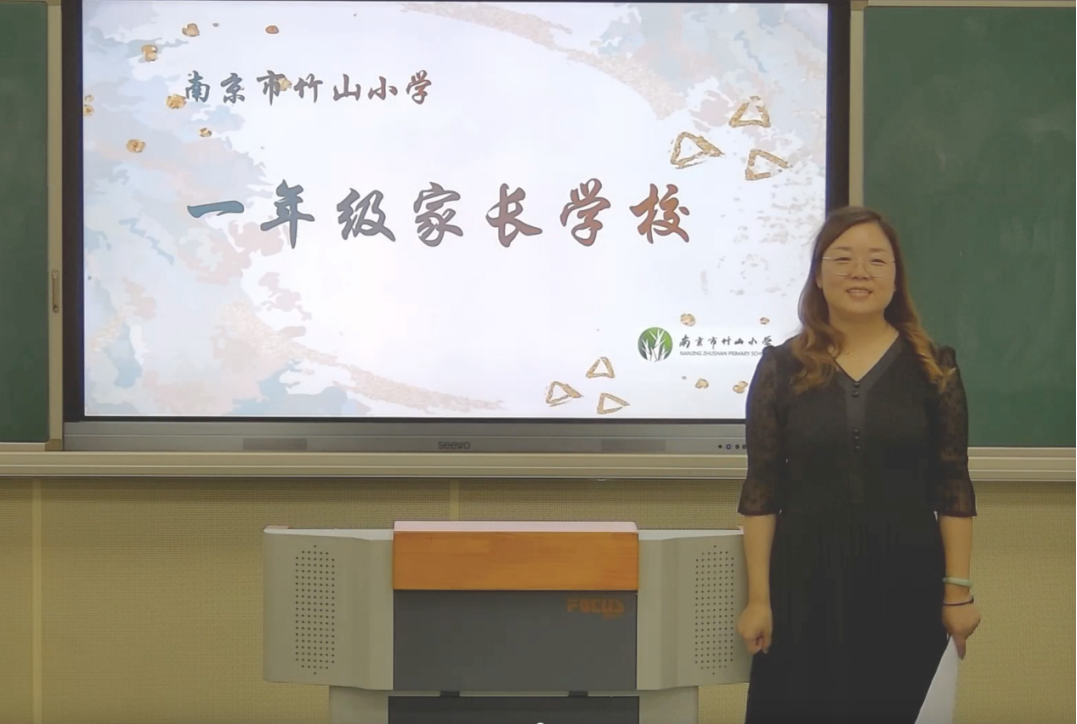 2.钟海燕副校长主持开班典礼和介绍校园.png