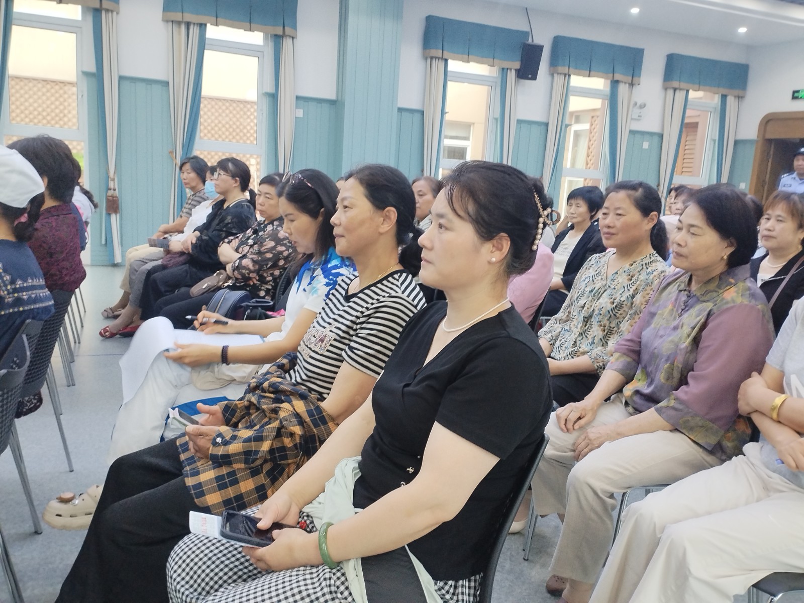 2、爷爷奶奶们仔细聆听.jpg