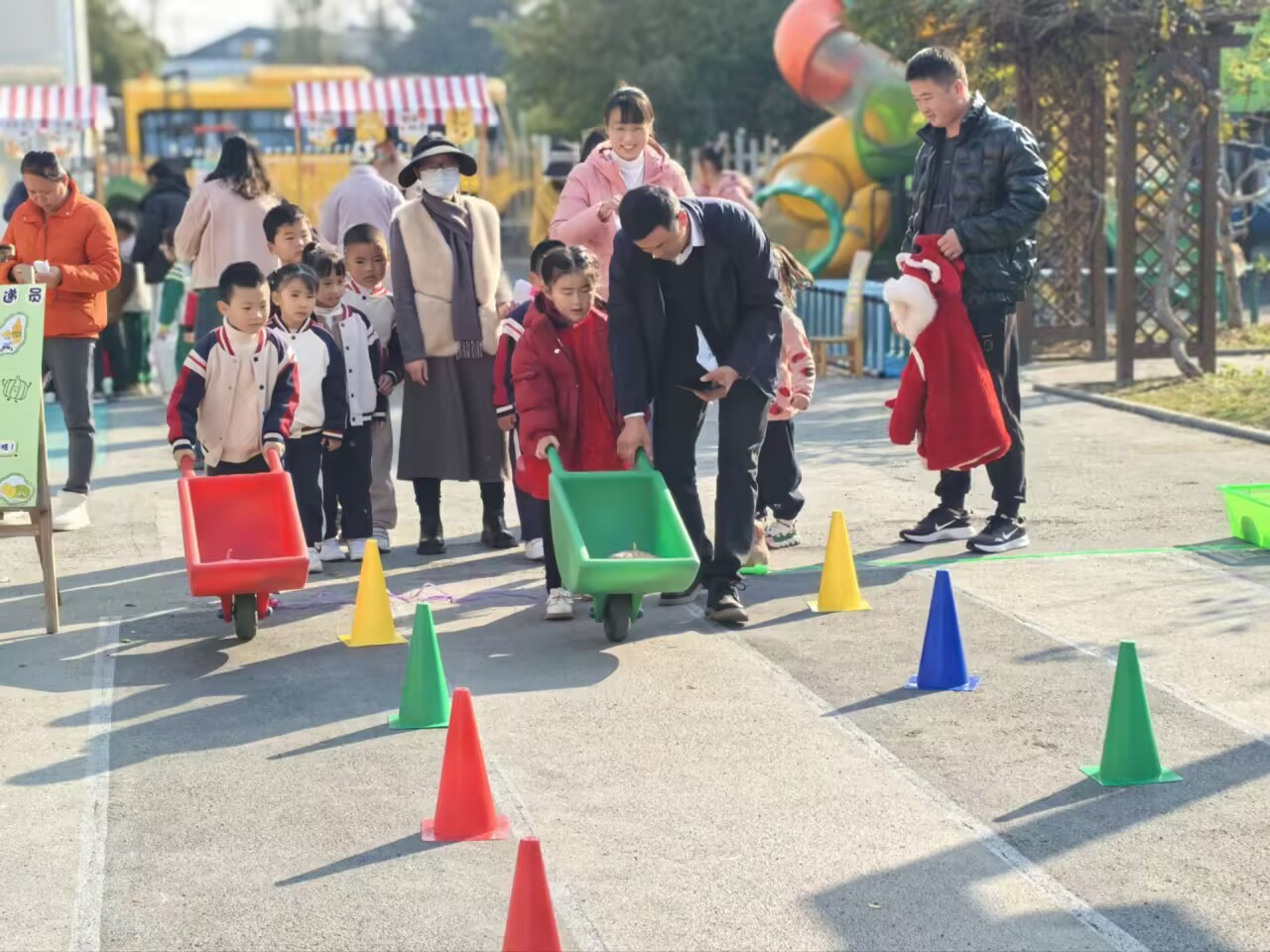 2.亲子游戏“运南瓜”.jpg 2.亲子游戏“运南瓜”.jpg